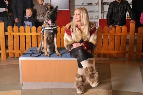 Oameni inimoși hotărâți să salveze un salvator!