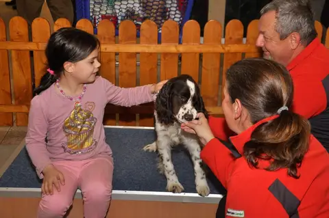Oameni inimoși hotărâți să salveze un salvator!